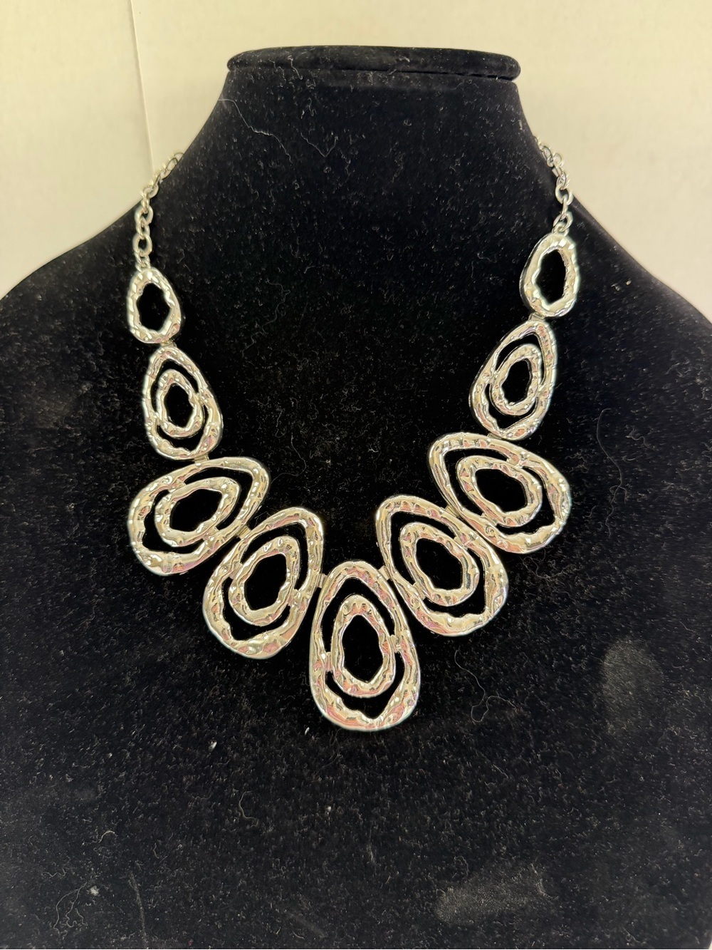 🩷5/$10🩷 paparazzi Silver Textured Open Oval Statement Necklace